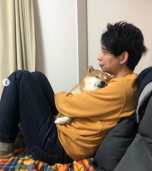 パパさんに抱っこされながら眠るこたろうくん