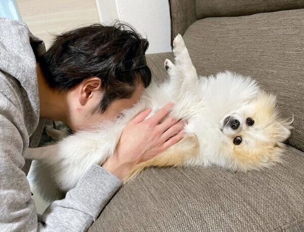 寝転がるちくわくん