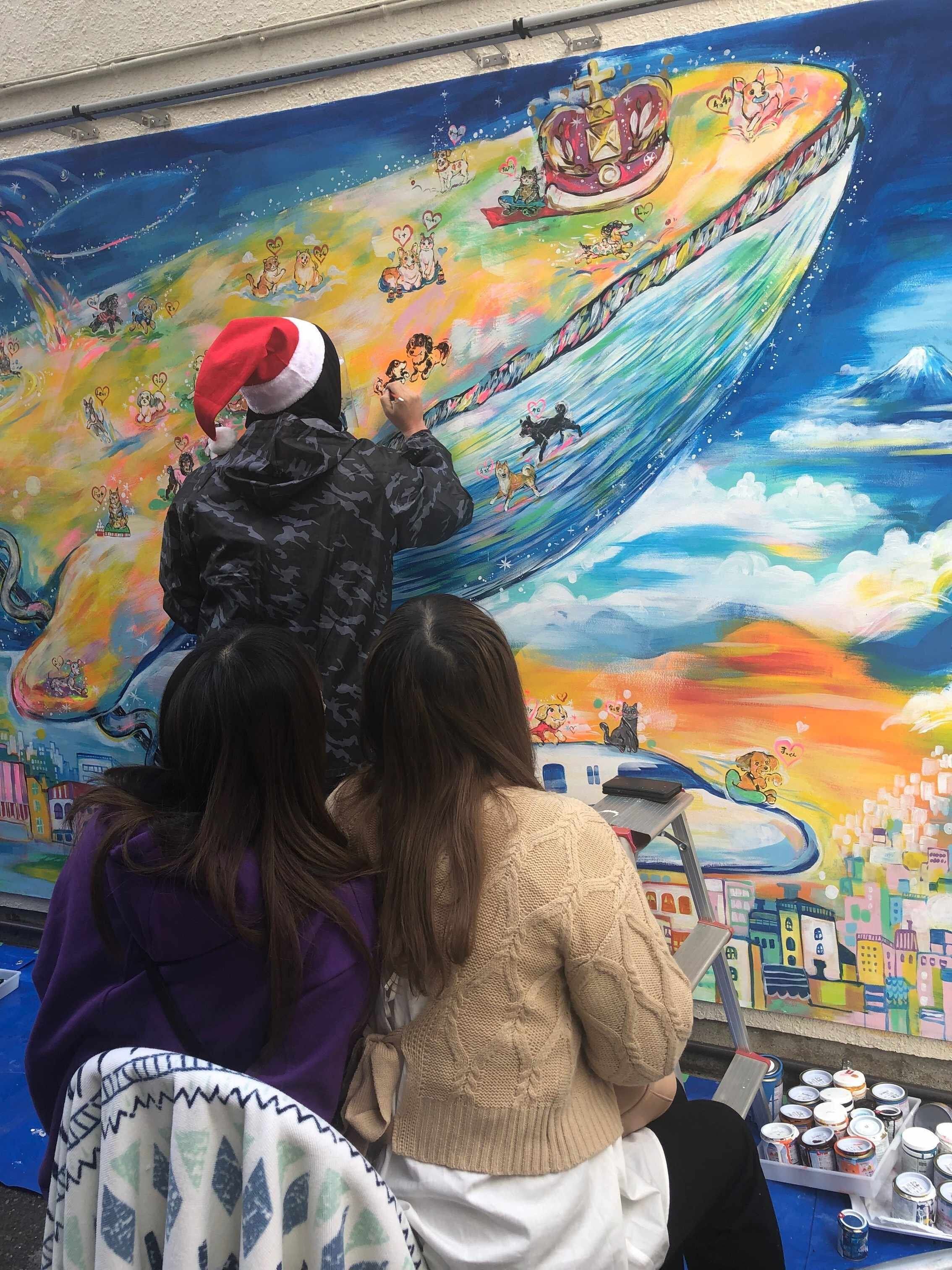 愛犬の絵を見つめる姉妹