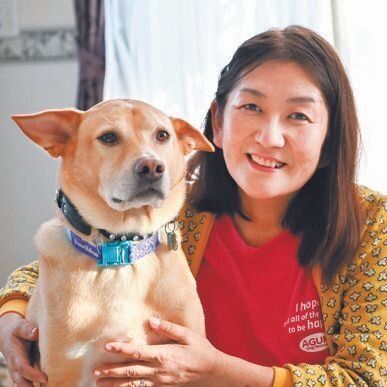 2019年よりNPO法人アグリドッグレスキューの3代目代表を務める清永さつきさん。自宅をプチシェルターの場として活用し、常に10頭以上の保護犬の預かりをするほか、譲渡会の開催や動物愛護精神の普及など、精力的に活動