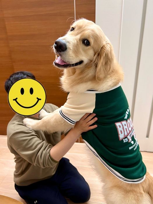 飼い主さんにしがみつくレアくん