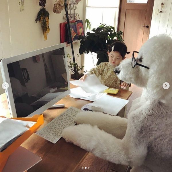 スタンダード・プードルと女の子