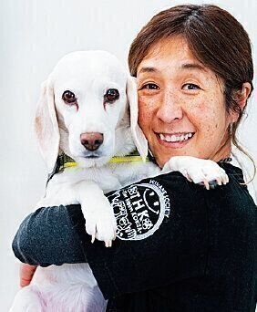 NPO法人ティアハイム コクア代表・山田直美さん。2008年から動物愛護活動を開始。ハワイアン ロミロミのセラピスト・インストラクターとしてサロン、スクールも主宰。写真は愛犬のモチコちゃん（14才）