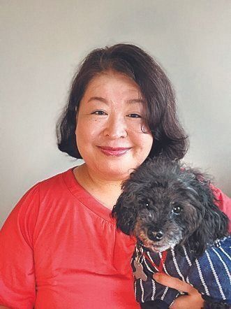 老犬ホーム オレンジライフ湘南 代表、歯科医師の堀内理恵さん。2013年ごろに友人の愛犬介護の相談に乗ったことをきっかけにオレンジライフ湘南を設立することを決意。愛犬はトイ・プードルのくろたくん(10 才)