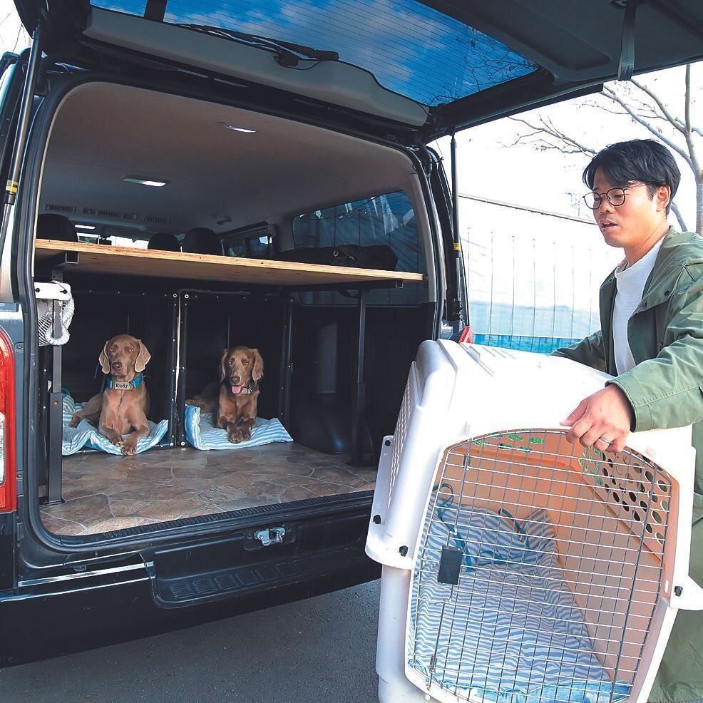 後部座席を改造してクレート置き場に