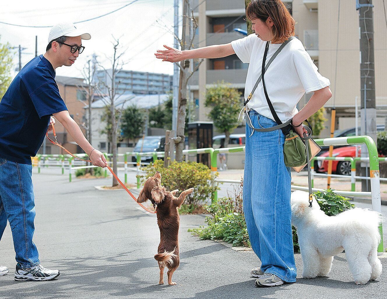 あいさつを断る様子