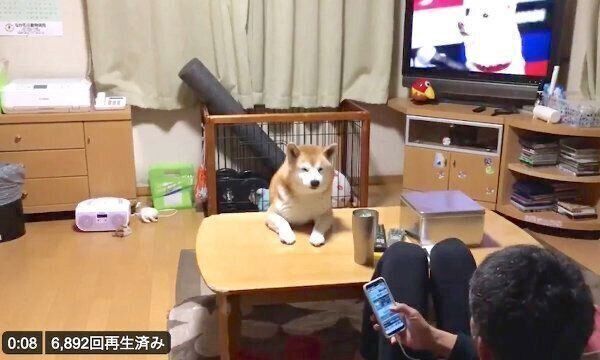 テーブルにもたれかかるロペさん