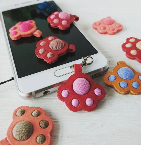 犬や猫のモチーフの革製品