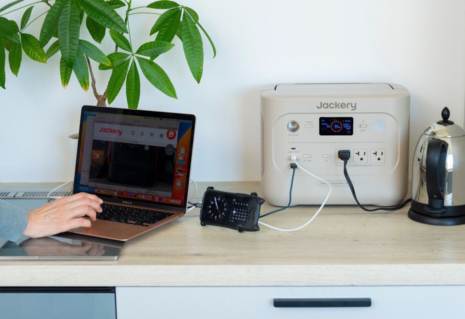 Jackery Japan　ジャクリ　ポータブル電源　犬　在宅避難　自宅避難　キャンプ　アウトドア　ソーラーパネル