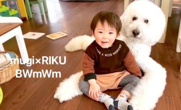 りっくんのそばで笑うむぎくん