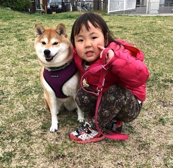 寄り添うももかちゃんと妹ちゃん