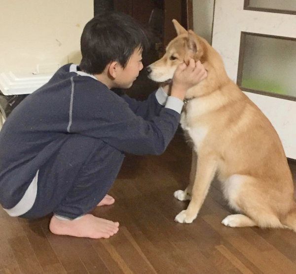次男と向かい合う福くん