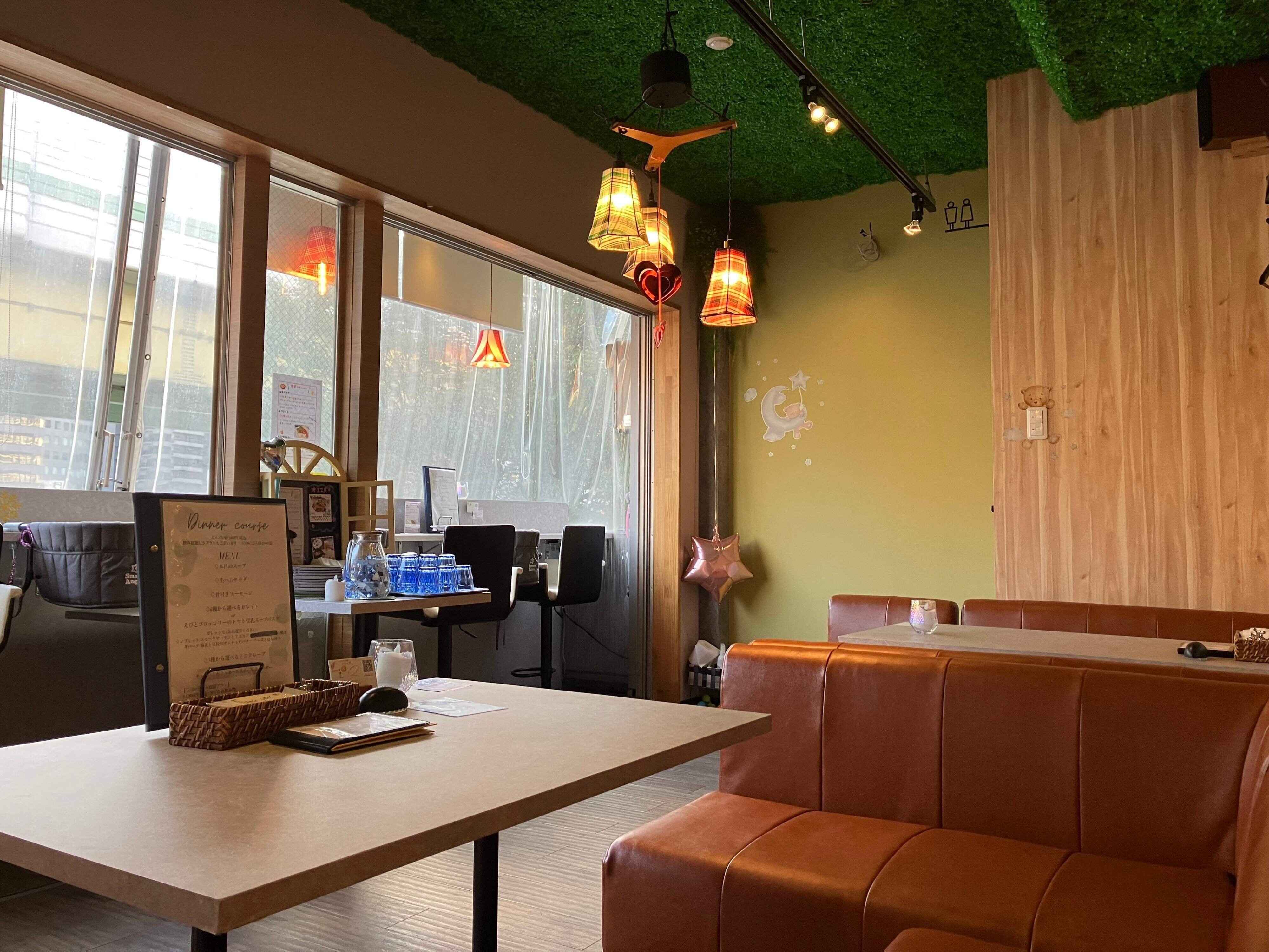 落ち着いた雰囲気のカフェ