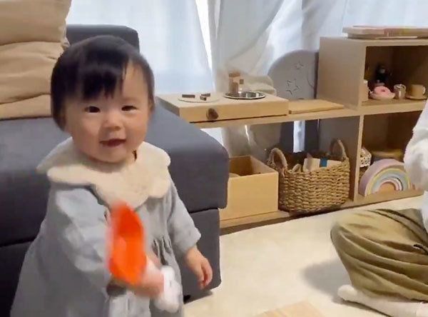 音遊びを楽しむ妹ちゃん