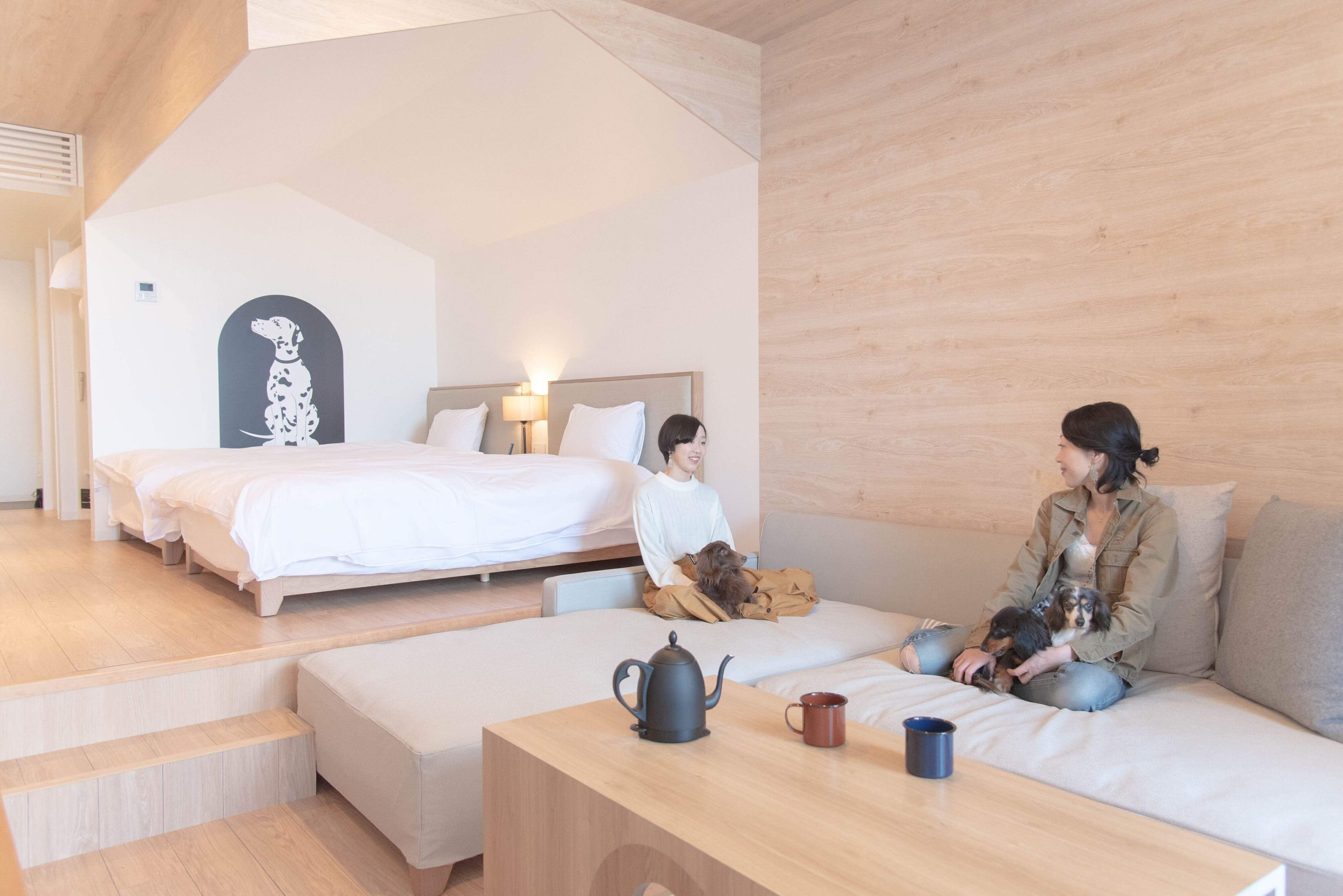 ツインベッドと広々としたソファが置いてある客室