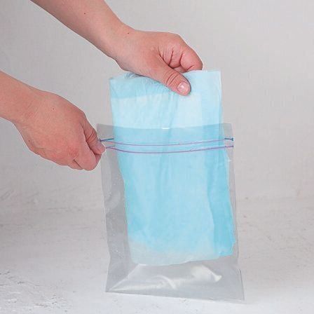 ジッパーつき保存袋の中に入れる