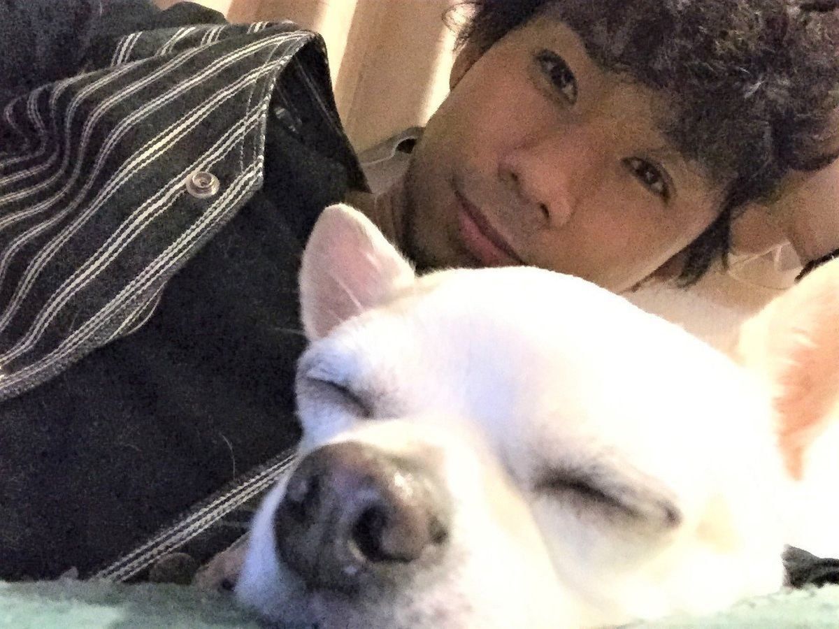 チャーリーとくつろぐ吉田さん