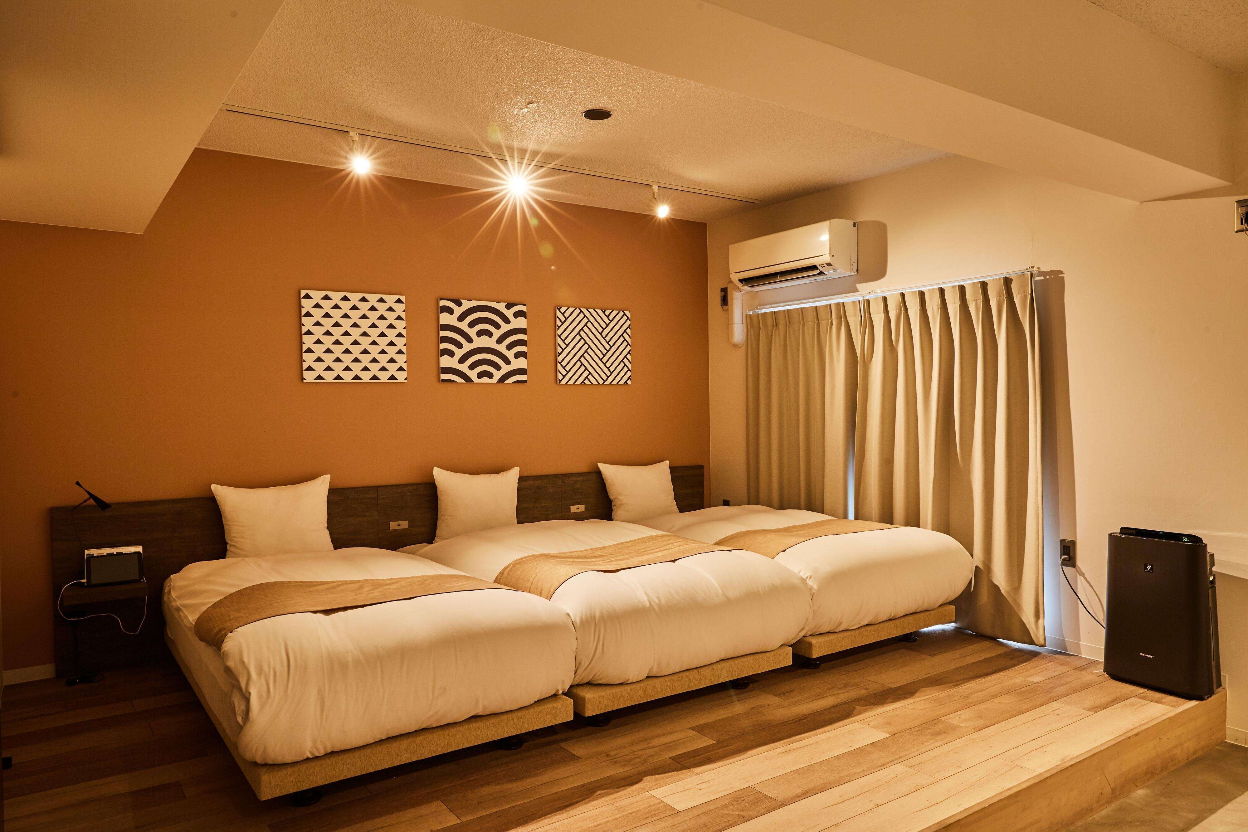 シングルベッド3台が置かれた客室