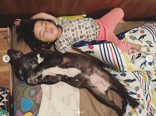 @女の子とフレンチブルドッグ