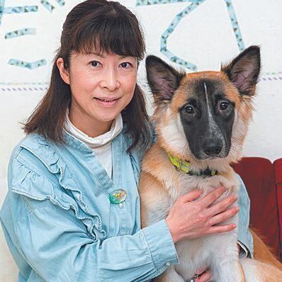 坂口絲子さん。2020年11月からわんだん邸で、親子でボランティア活動を始める。2021年8月より、わんだん邸の店長として、シェルターの企画、運営に携わる。写真右は、熊本から来た元野犬のチャオくん(1才)