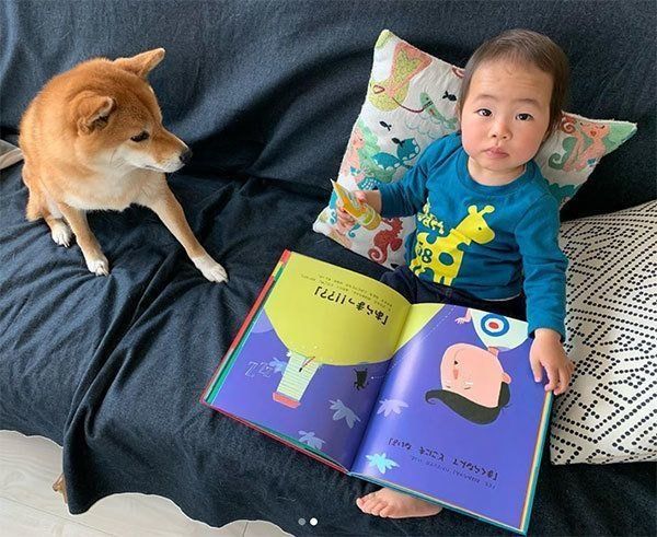 ソファに座る花子ちゃんとモモ子ちゃん