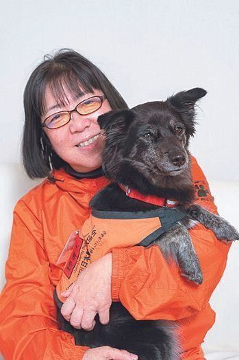 社会福祉法人日本聴導犬協会代表 有馬もとPh.Dさん。留学雑誌の編集長として活躍後、英国の大学院に留学。その後、英国聴導犬協会での研修を経て、1997年に日本聴導犬協会の会長に就任。2001年には中日新聞「社会功労賞」などを受賞