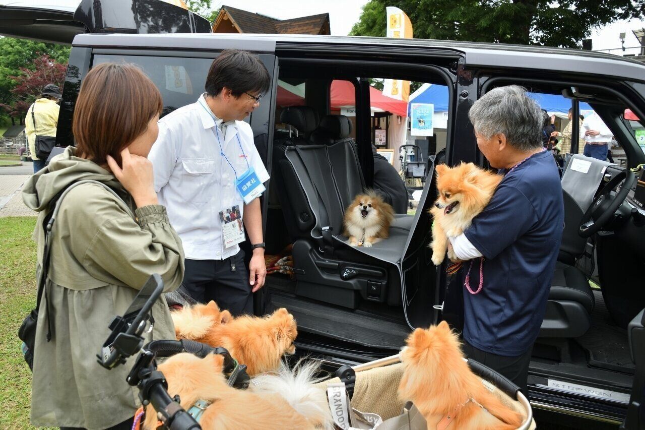 来場者の声に耳を傾ける開発者