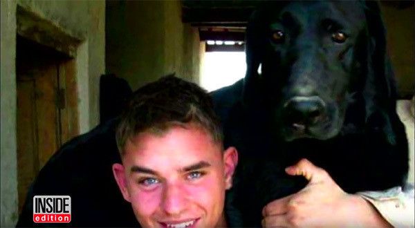 寄り添う軍用犬と飼い主