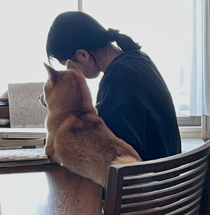 テスト勉強中の娘さんにくっつく紋次郎くん