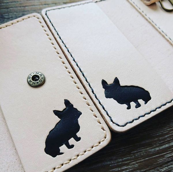 犬や猫のモチーフの革製品