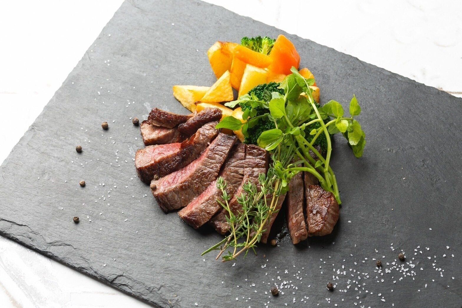 ボリューム満点のお肉料理