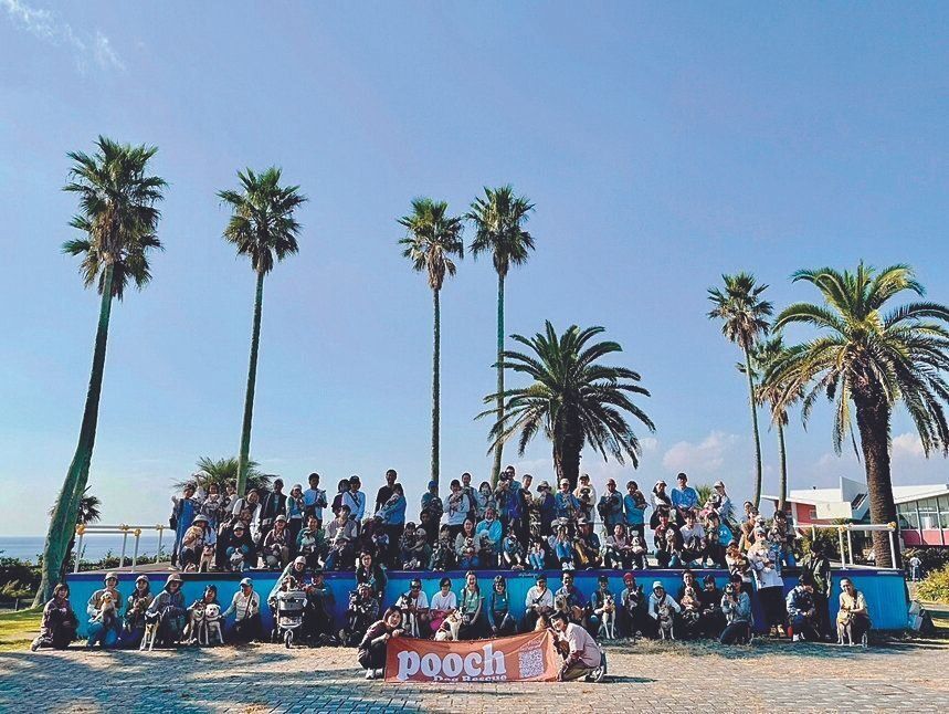 2023年10月に神奈川県の油壺で開催された卒業犬のオフ会イベント。約60組の卒業犬と飼い主さんが集結しました