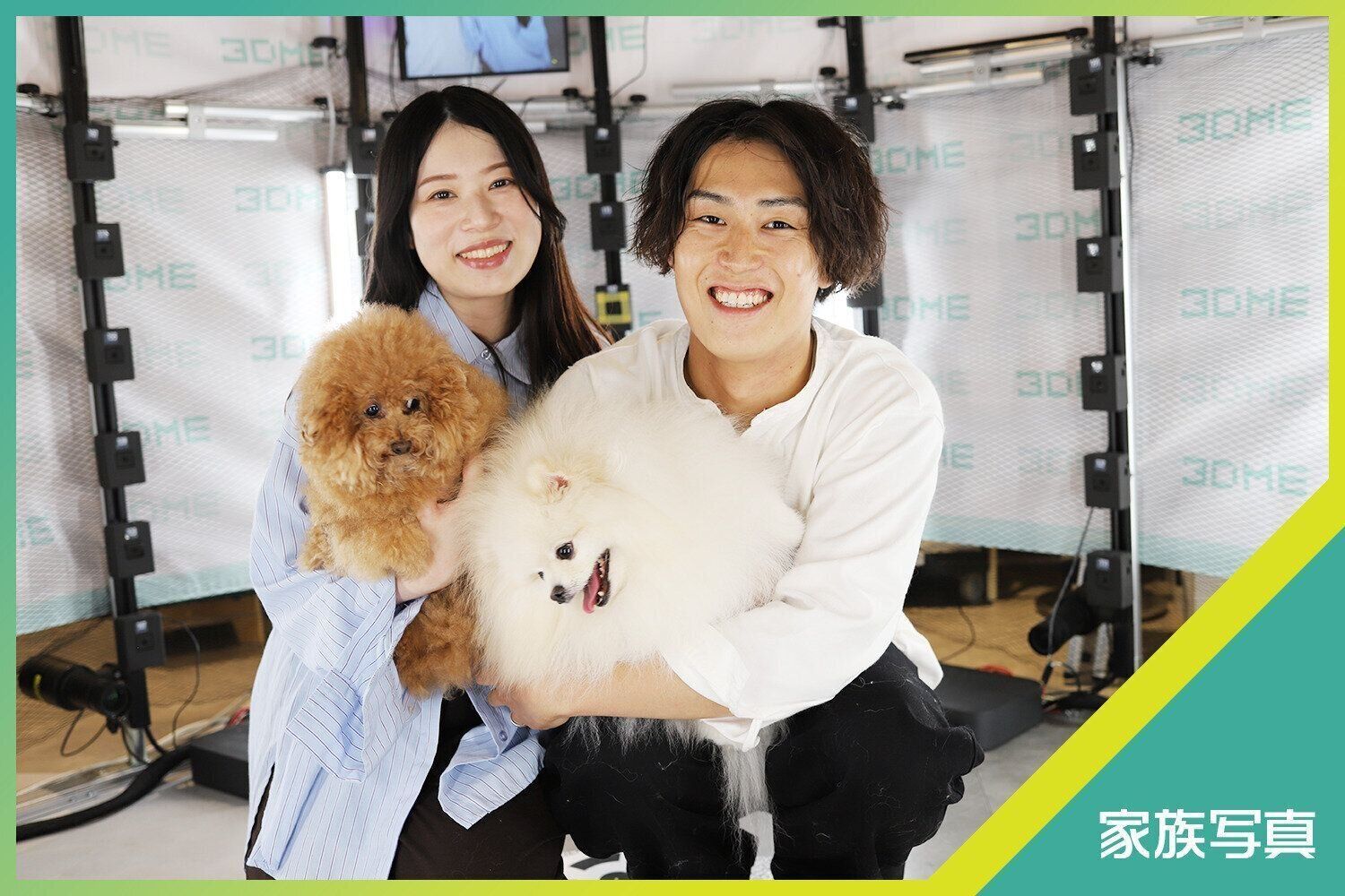 左：ぷー子（トイ・プードル）／右：ぽめ太（ポメラニアン）