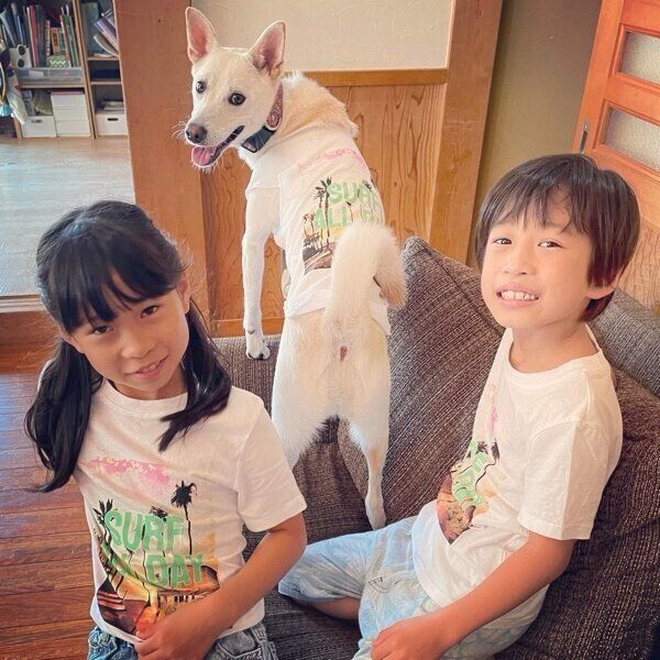 お子さんたちとお揃いの洋服を着るチルちゃん