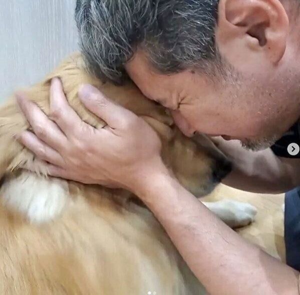 病院での検診を頑張ったアランくんを褒めるパパさん