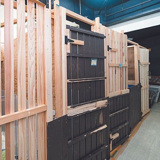 シェルター内の中型から大型犬用の犬舎は、ボランティアスタッフみんなが木材を集めて手作りしたもの