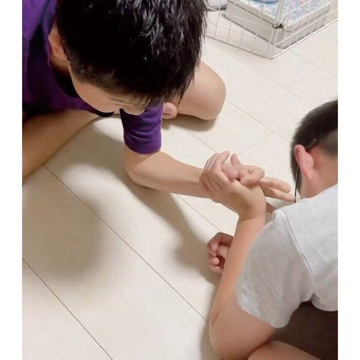腕相撲をする息子さんたち