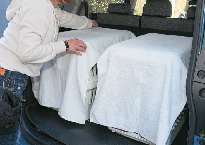 クレートにタオルをかける後藤先生