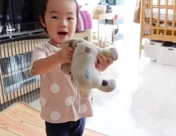 「カバしゃん」を見せるモモ子ちゃん