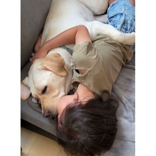 ソファでギュッと抱き合って眠るイズちゃんと娘さん