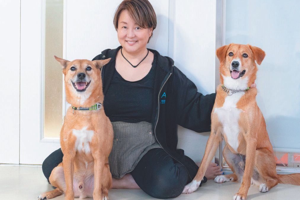 「東京わんにゃん シェルター＆アダプション」代表・大野真由子さん。2007年から個人で犬猫の保護活動を始め、2014年に団体を設立。100頭以上の犬や猫の命を救う。写真左は愛犬のルディくん