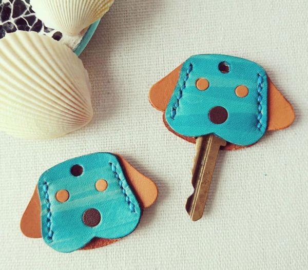 犬や猫のモチーフの革製品