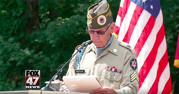 文章を読み上げる人