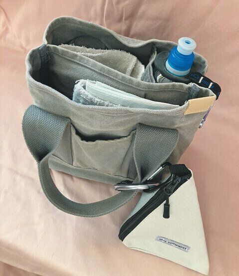 仕切り付きの散歩バッグ