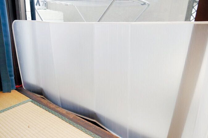 窓の外が見えにくくなれば、吠え予防に