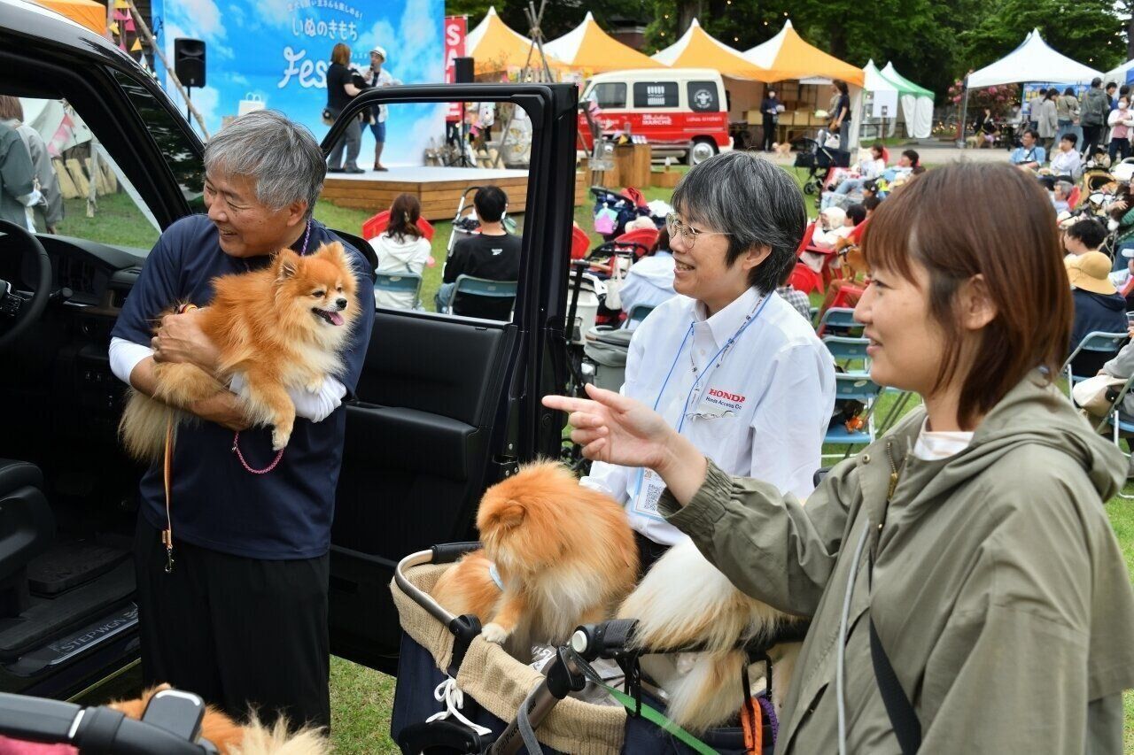 来場者に丁寧に説明するスタッフ