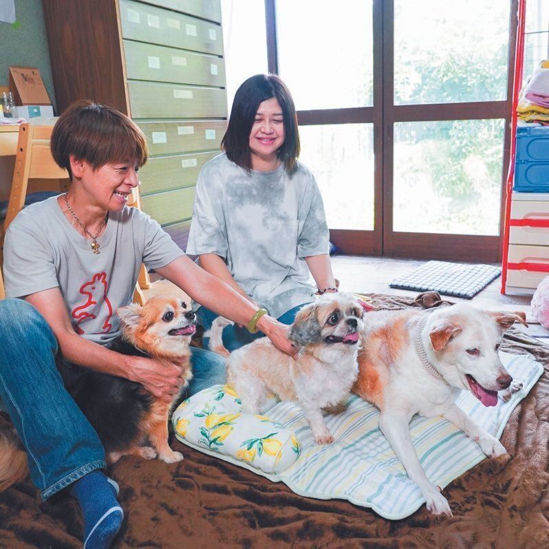 左／動物をレスキューする「チームうーにゃん」代表のうささん。右／うささんの活動を支える妙子さん。東日本大震災で母親と愛犬を津波により亡くされ、その体験をうささんが絵本に記しました