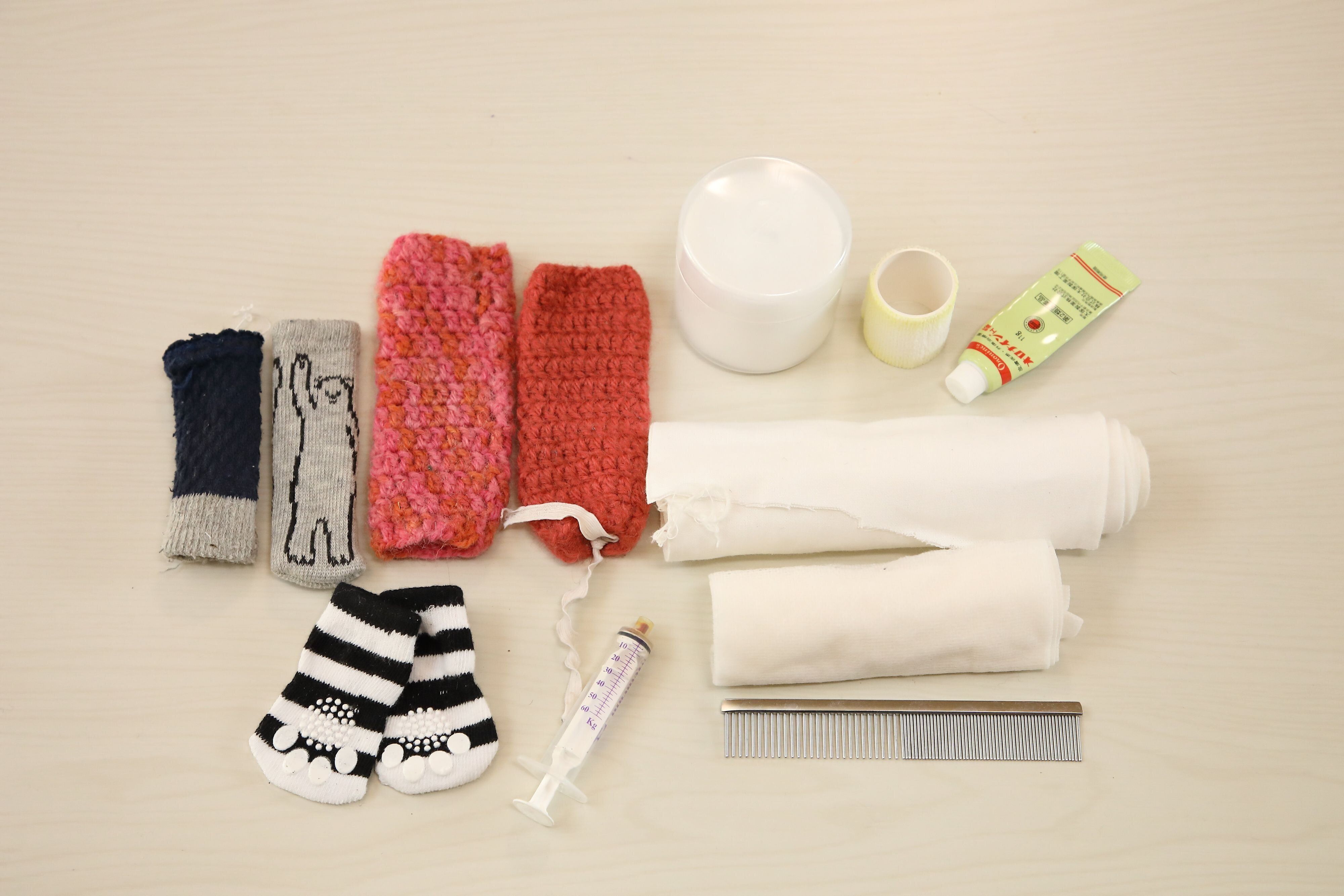 写真は、みかんちゃんの足先ケアセット。赤い靴下はご家族の手編みです（撮影／尾﨑たまき）