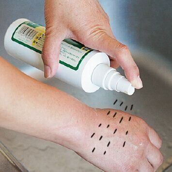 洗面所やキッチンなど、愛犬が確実に見ていない場所に行き、手の甲に苦みスプレーをかけておきます。表面がびしょびしょになるぐらいたっぷりかけておくのがコツです