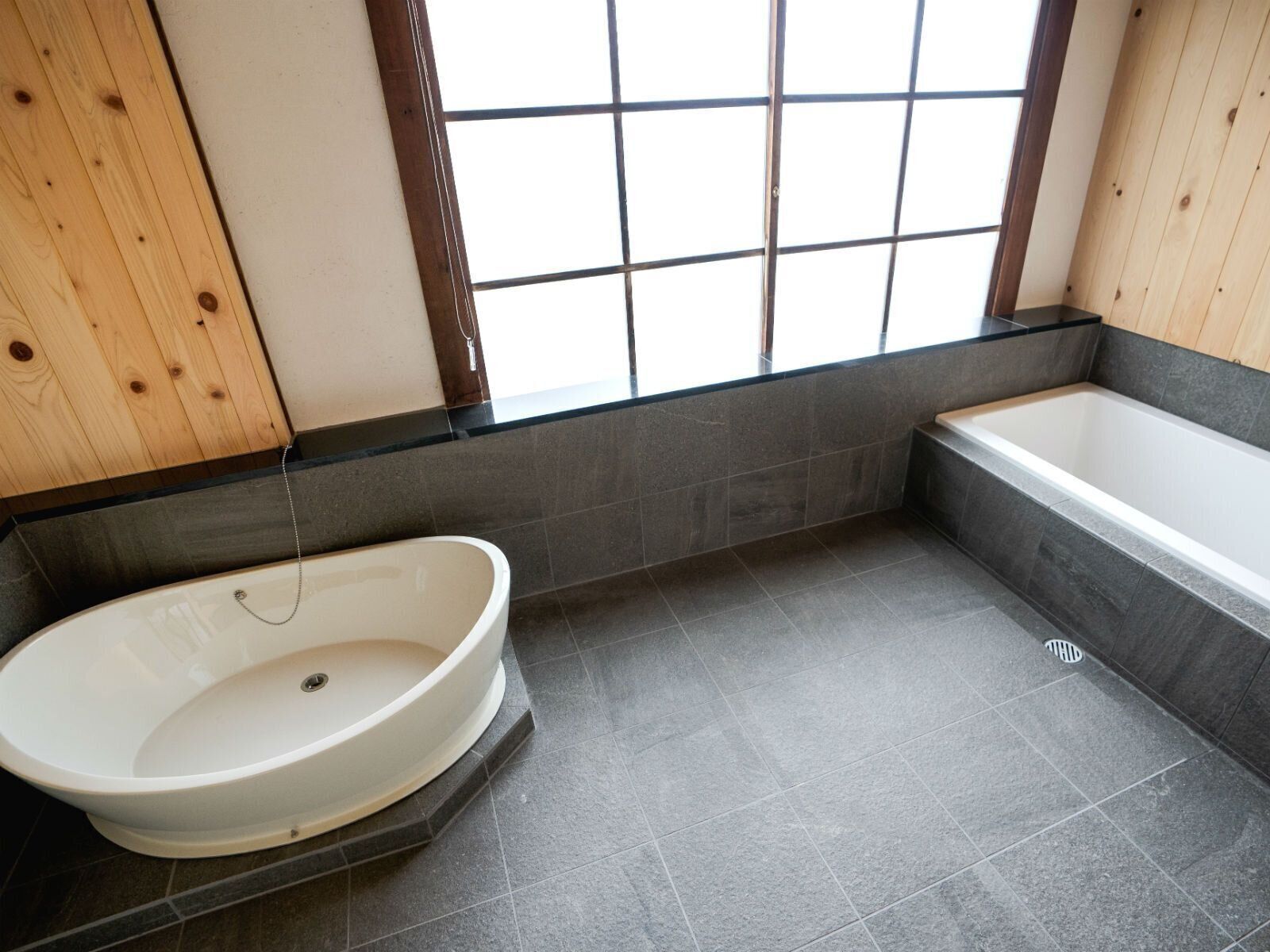 人用と犬用のバスタブがあるバスルーム